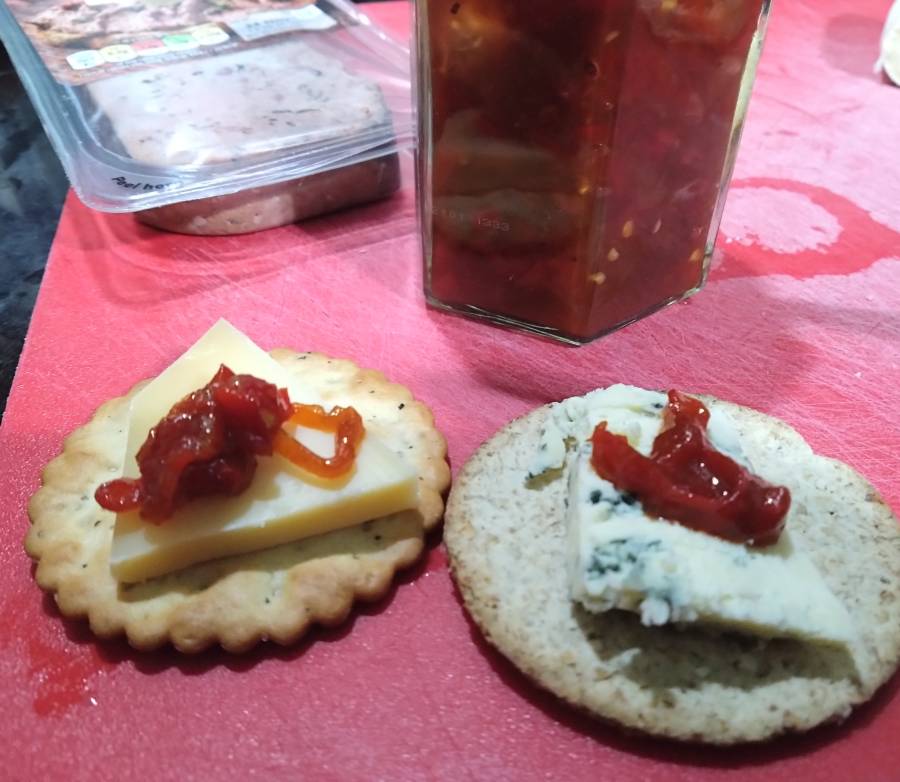 20231028-chilli_jam_cheese_crackers.jpeg